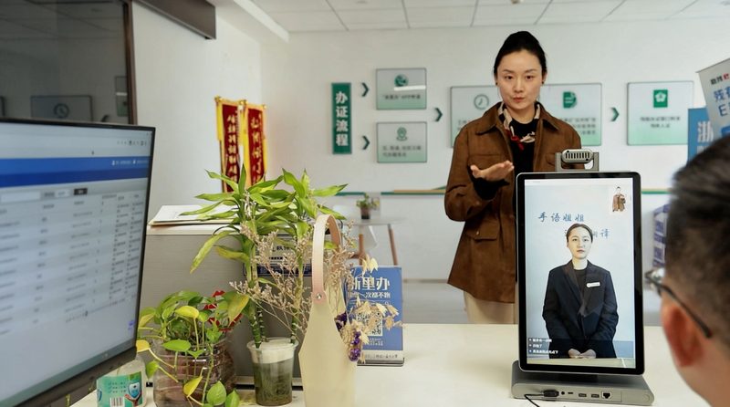 手语单面屏落地实拍:政务服务大厅窗口部署手语翻译一体屏