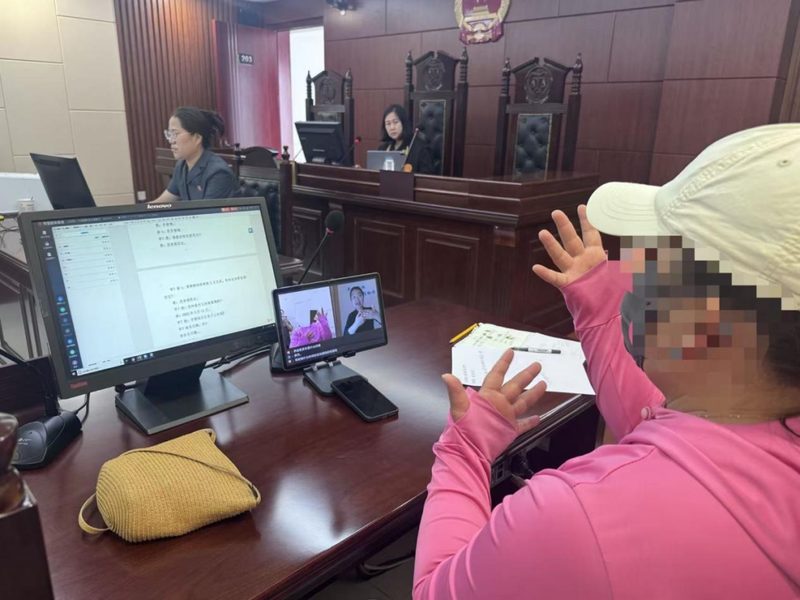 法院庭审远程手语翻译实拍:译员在平板端为听障当事人翻译