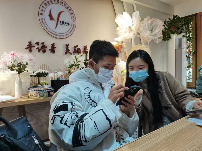通用场景手语翻译：译员在手语姐姐服务中心协助听障人士